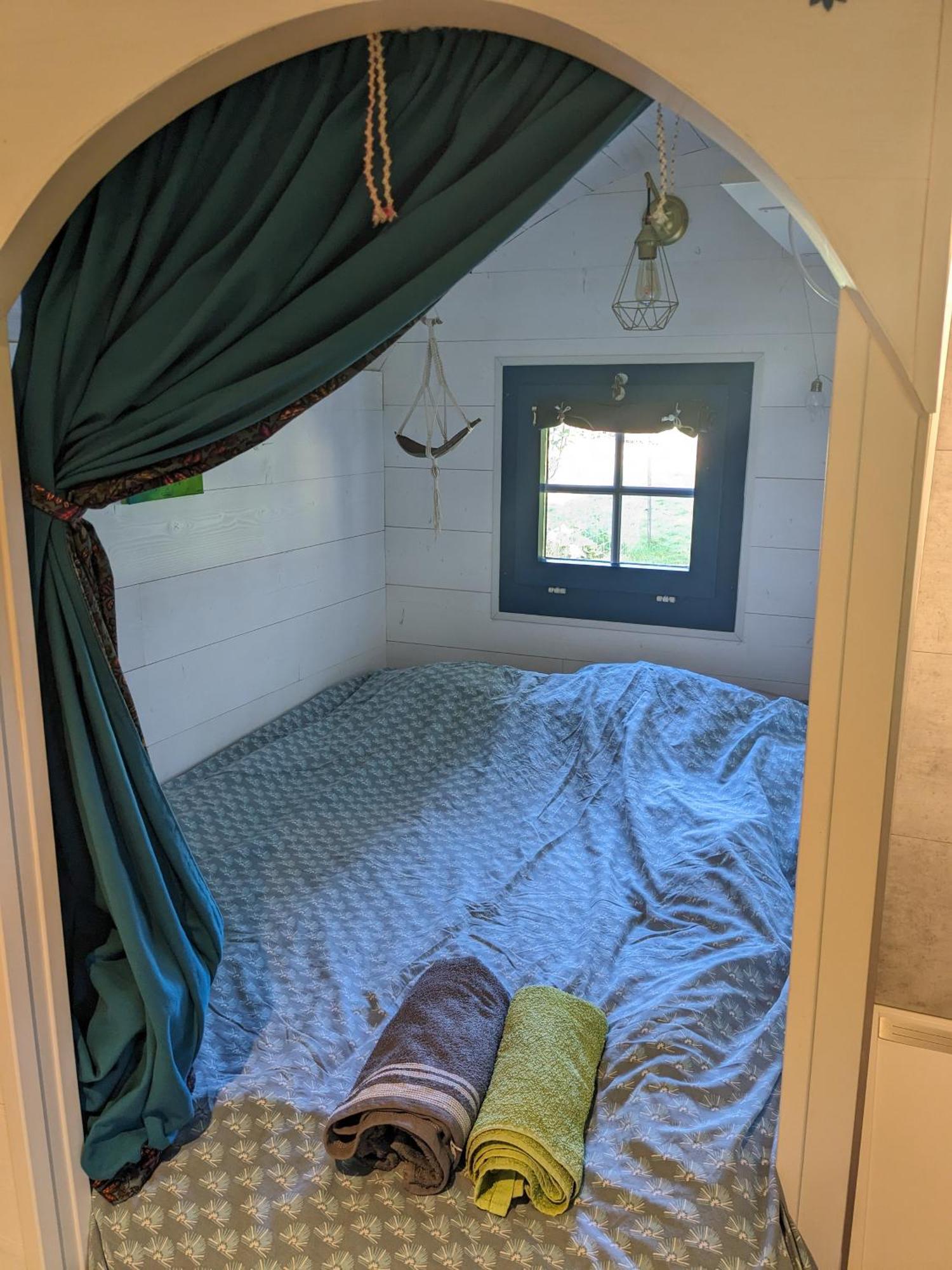 La Roulotte Tiny House Du Mond'Ideal Leval  Eksteriør bilde
