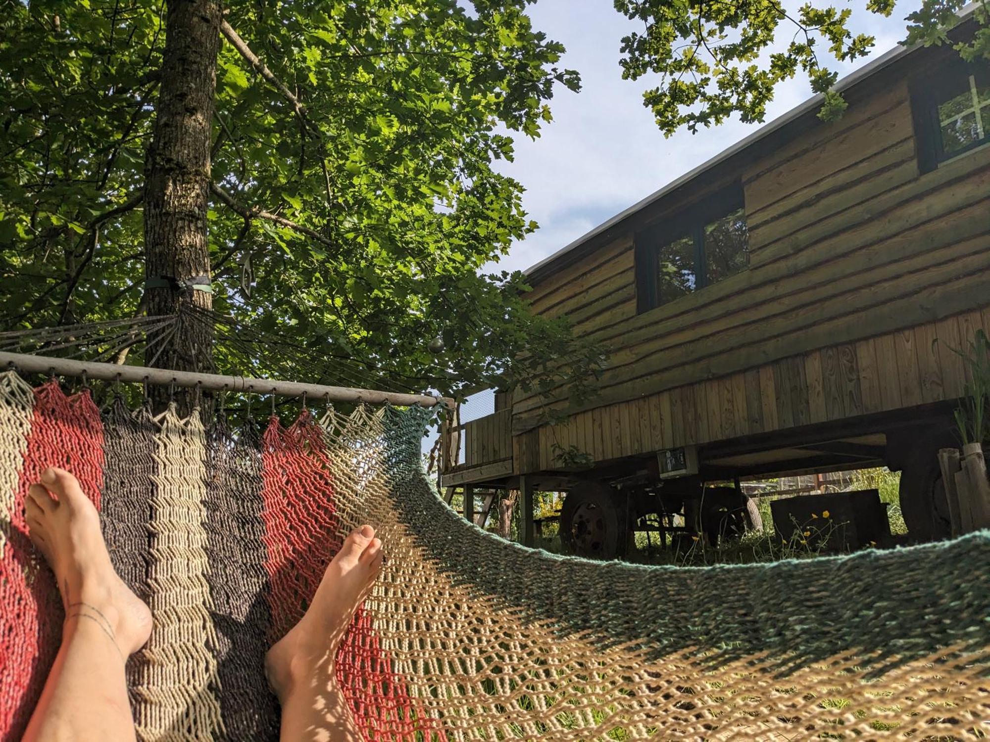 La Roulotte Tiny House Du Mond'Ideal Leval  Eksteriør bilde