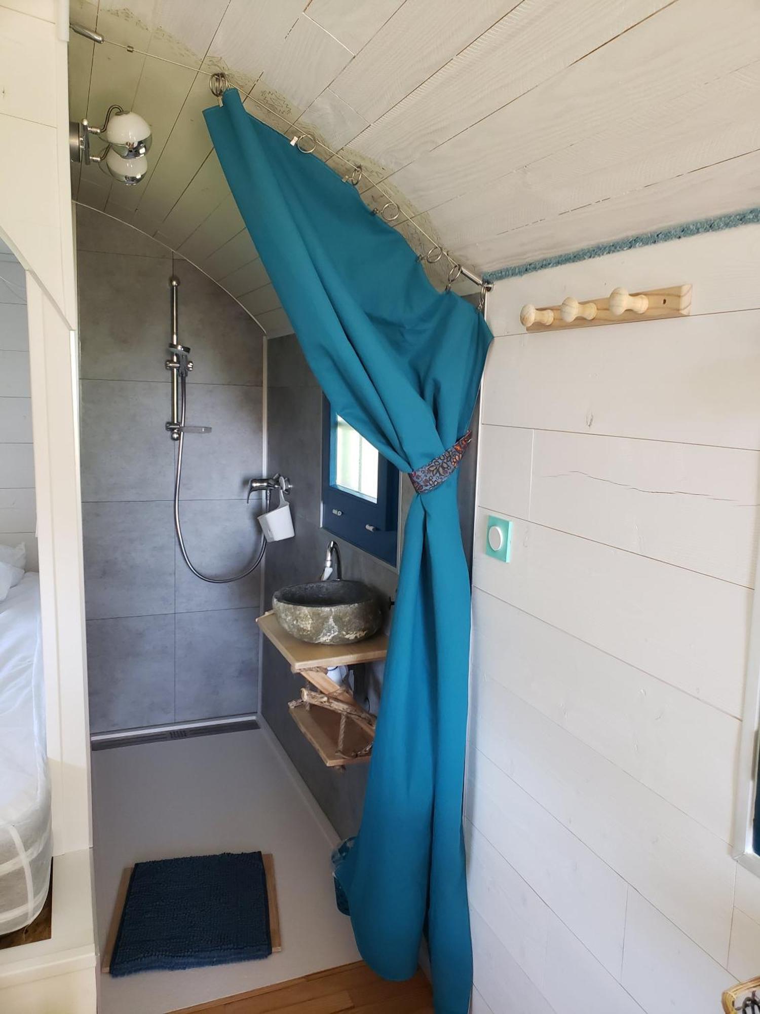 La Roulotte Tiny House Du Mond'Ideal Leval  Eksteriør bilde